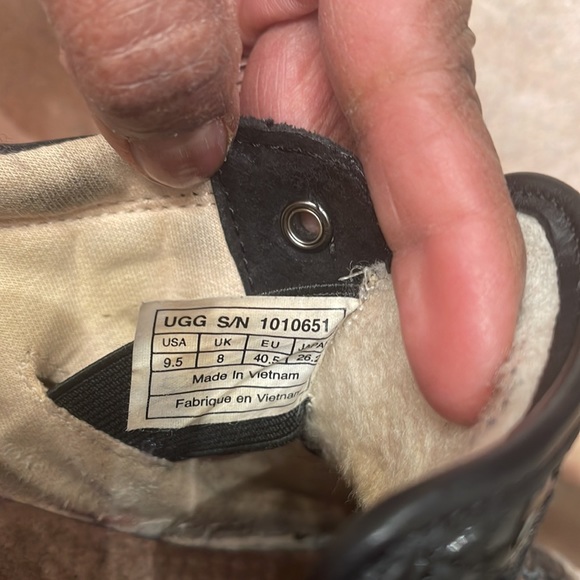 Ugg 9.5 black sneakers very worn leather - Picture 2 of 4